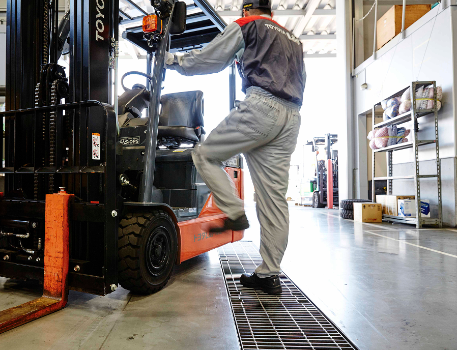 フォークリフトの乗り込むスタッフの写真