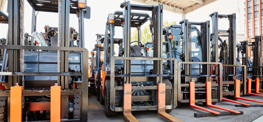 複数台のフォークリフトが並ぶ写真
