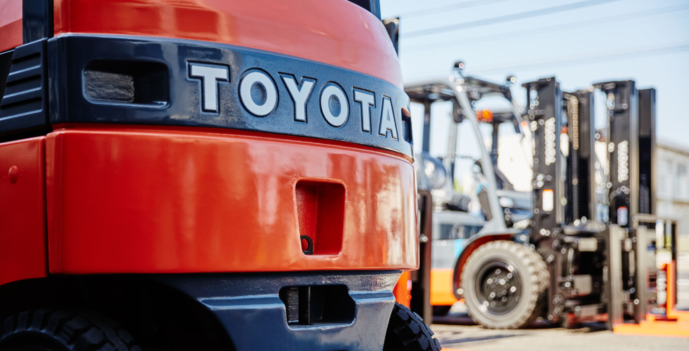 複数台のフォークリフトが並ぶ写真