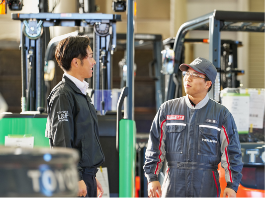 スタッフが現場で会話をしている写真