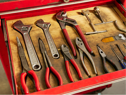 整理整頓された工具が並ぶ写真