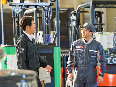 スタッフが現場で会話をしている写真