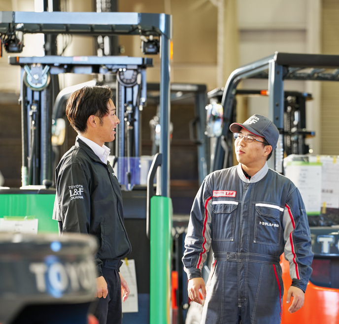 スタッフが現場で会話をしている写真