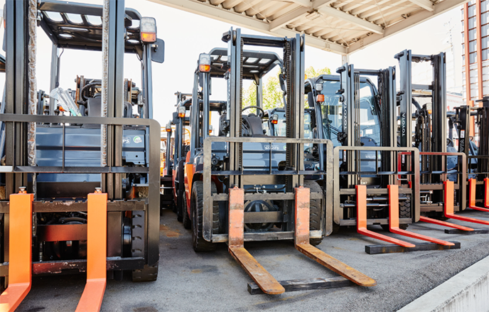 フォークリフトが並ぶ写真