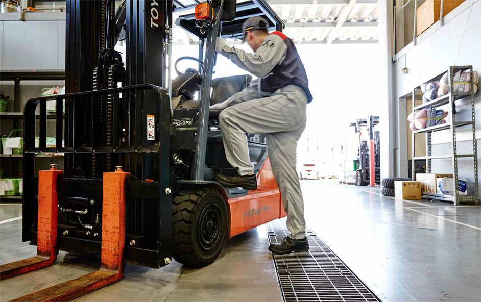 フォークリフト作業の様子の写真